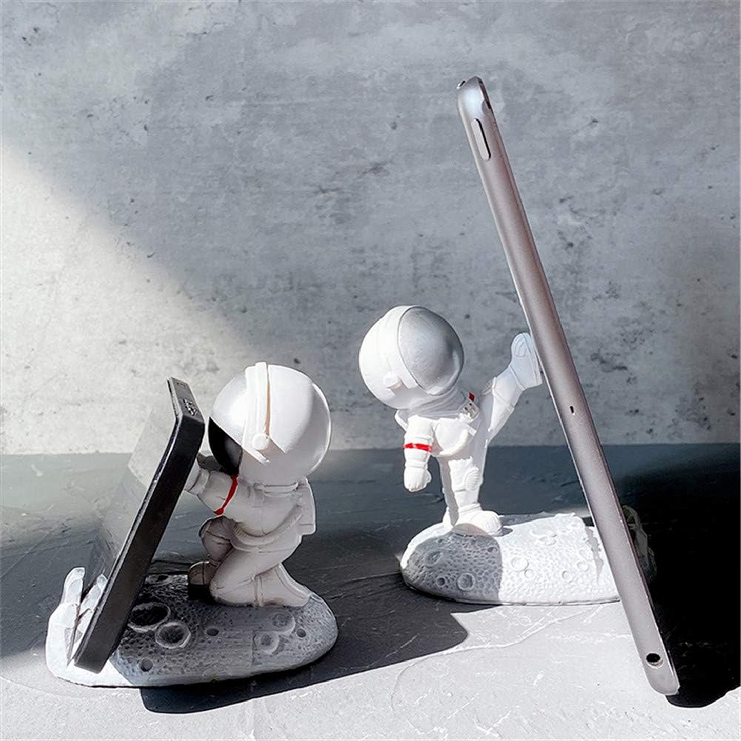 Creative Astronaut Mobile Holder 3D Spaceman Phone Stand | Resin Desktop Phone Holder for Car Dashboard, Desk & Home Decor (1 Pc)